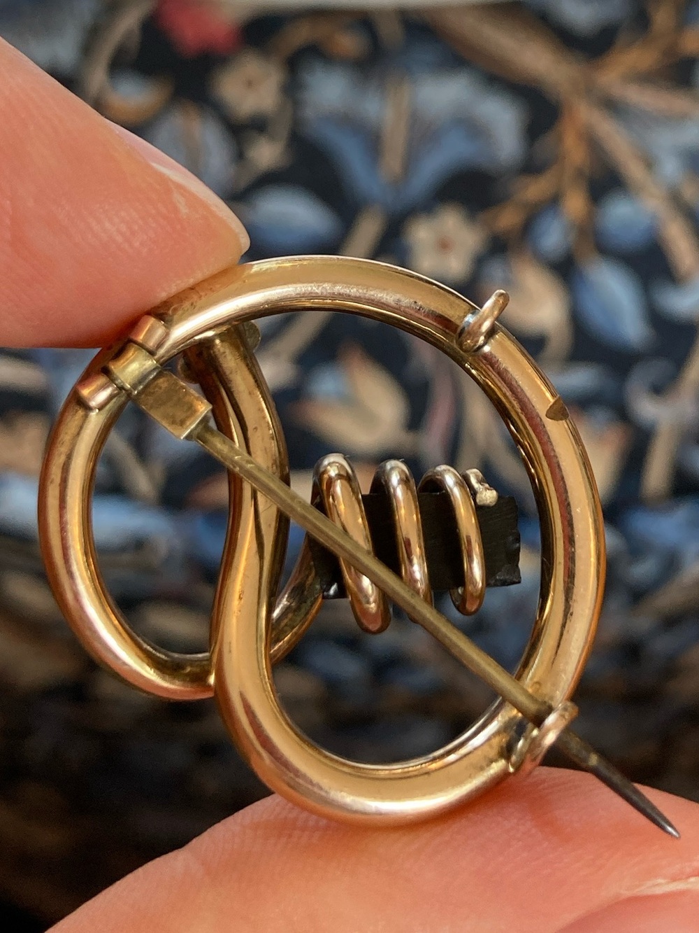 Antique Victorian Love Knot Mourning Brooch w/Onxy or Jet - Picture 9 of 12